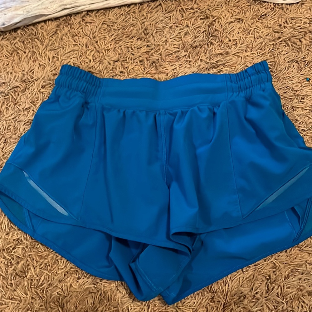 Lululemon hotty hot 2.5” shorts.